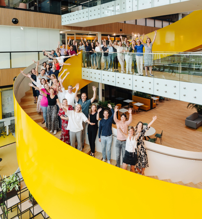 Het team van Floren op de trap tijdens een teamdag