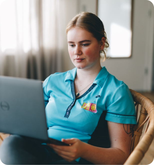 Zorgprofessional met laptop
